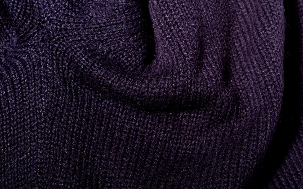 Como dar um jeito na sua blusa de lã que está cheia de bolinhas quando a tira do guarda-roupas nesse frio? Existe uma solução simples e prática para isso.