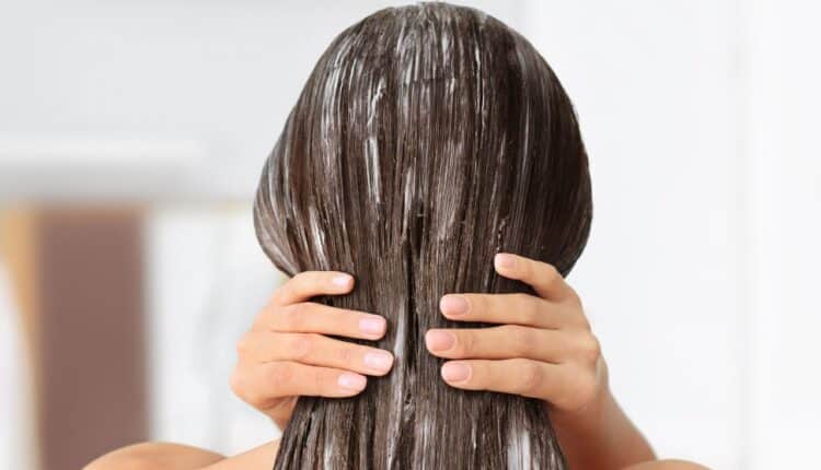 Sabe aquele condicionador amarelo que sua avó sempre usou? Ele pode ser a chave para ter um cabelo perfeito e irreconhecível no dia a dia; veja mais.
