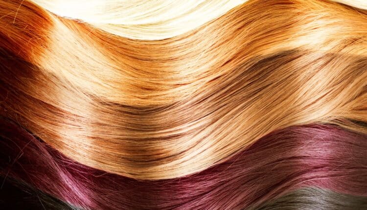 Aprenda a pintar seu cabelo no tom certo para que fique natural; a dica é simples e é imune aos erros.