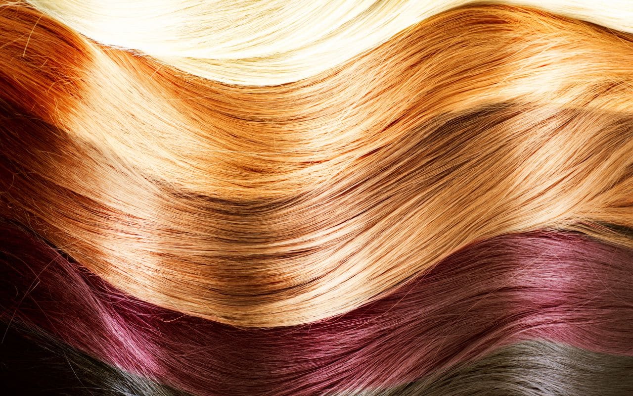 Aprenda a pintar seu cabelo no tom certo para que fique natural; a dica é simples e é imune aos erros.