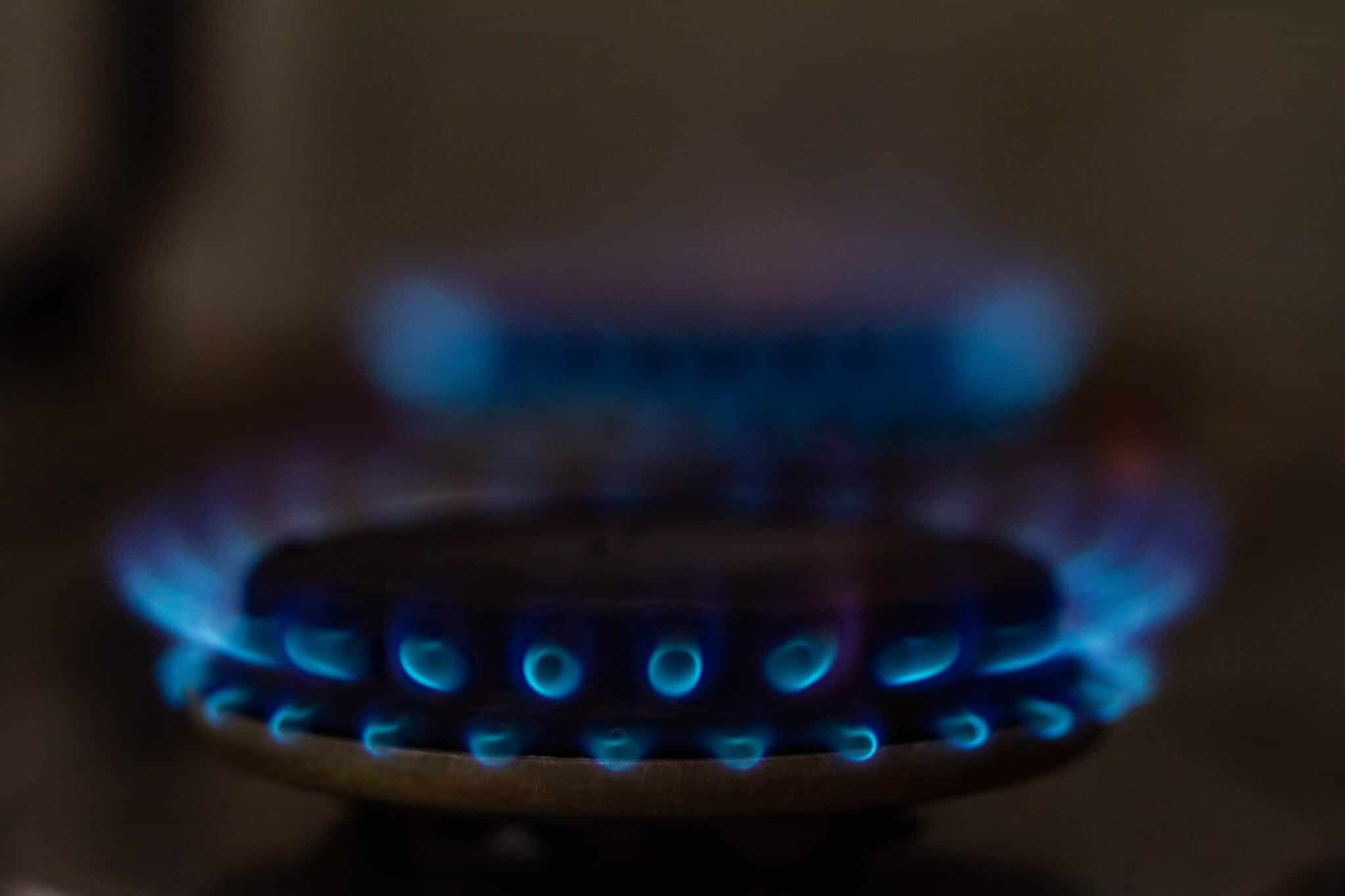 Quem faz isso gasta bem menos gás nos dias mais frios do ano; veja como economizar no inverno a partir de agora.