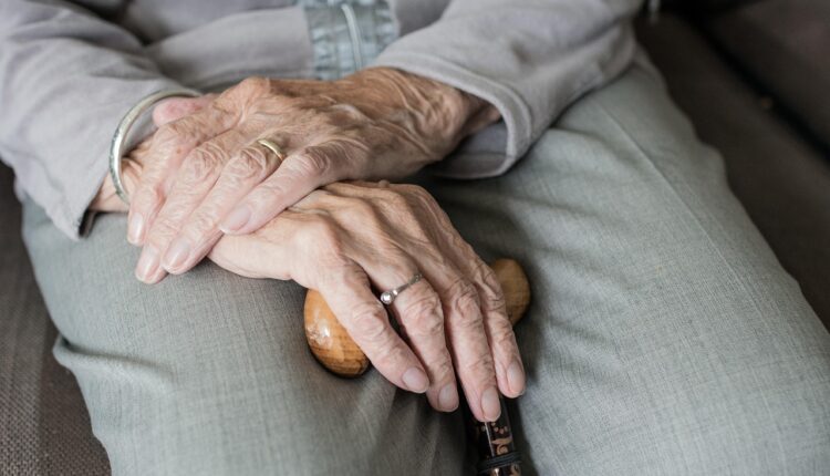 Idosos podem estar convivendo ao lado de um grande perigo sem ter noção disso; entenda o que é para se prevenir.