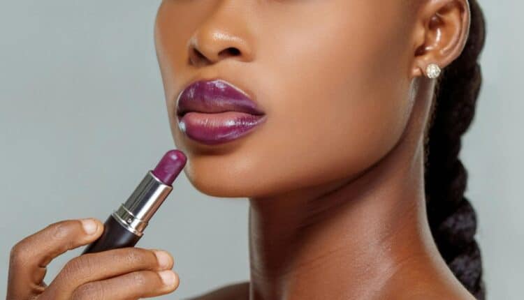 Você é uma das amantes do batom matte? Descubra como fazer a cor ficar a noite toda presa na sua boca, sem craquelar.