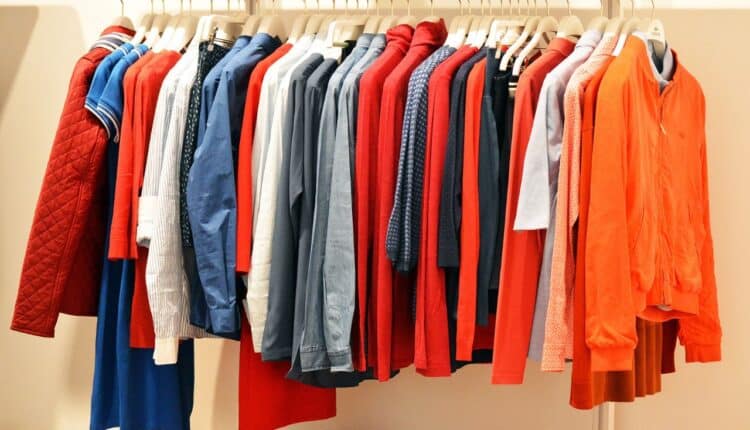 As roupas da sua mãe ou até mesmo de seu pai podem se tornar sua maior arma de moda neste momento; veja como.