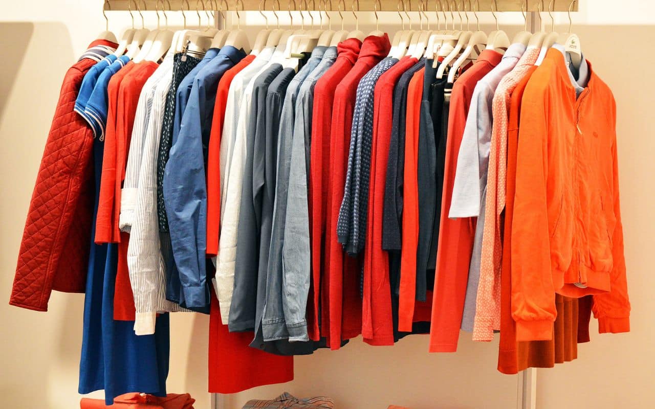 As roupas da sua mãe ou até mesmo de seu pai podem se tornar sua maior arma de moda neste momento; veja como.