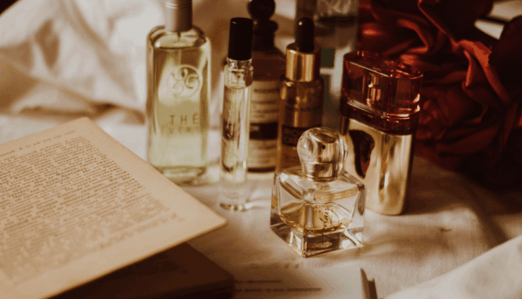 Esses perfumes garantem um cheiro incrível que se assemelha ao aroma de pessoas mais ricas pelo mundo; duvida? Confira, então.