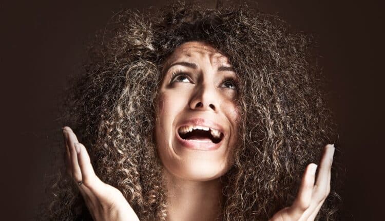 Um óleo baratinho é suficiente para acabar conm o frizz do cabelo durante o inverno, um dos maiores temores das mulheres.