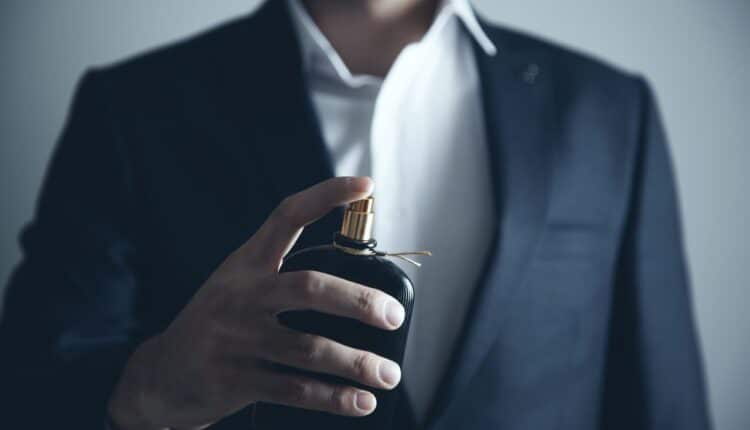 Esse perfume masculino cairá muito bem para o seu marido e vai transformar até mesmo a sua atração por ele; descubra o segredo matador.