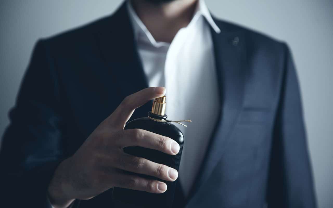Esse perfume masculino cairá muito bem para o seu marido e vai transformar até mesmo a sua atração por ele; descubra o segredo matador.