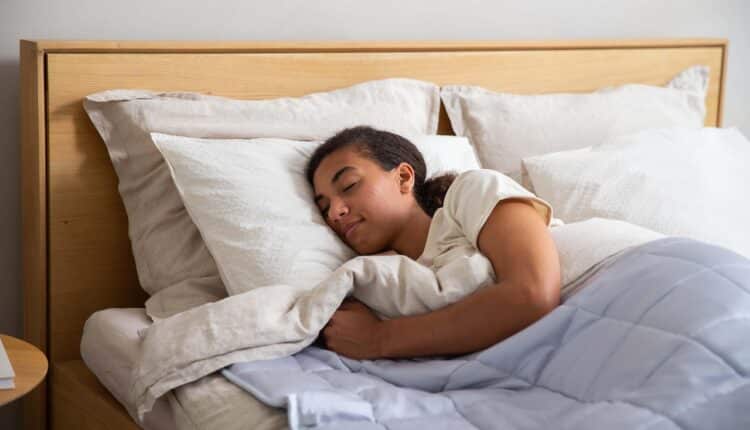 Dormir no frio é um desafio para você? Veja o que mais vai te esquentar na cama: se é a coberta ou o edredom; a verdade pode assustar.
