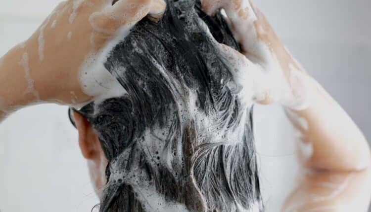 Os fios brancos estão te deixando triste? Então está na hora de conhece rum shampoo natural que pode resolver seus problemas de uma vez por todas e sem gastar muito para isso.