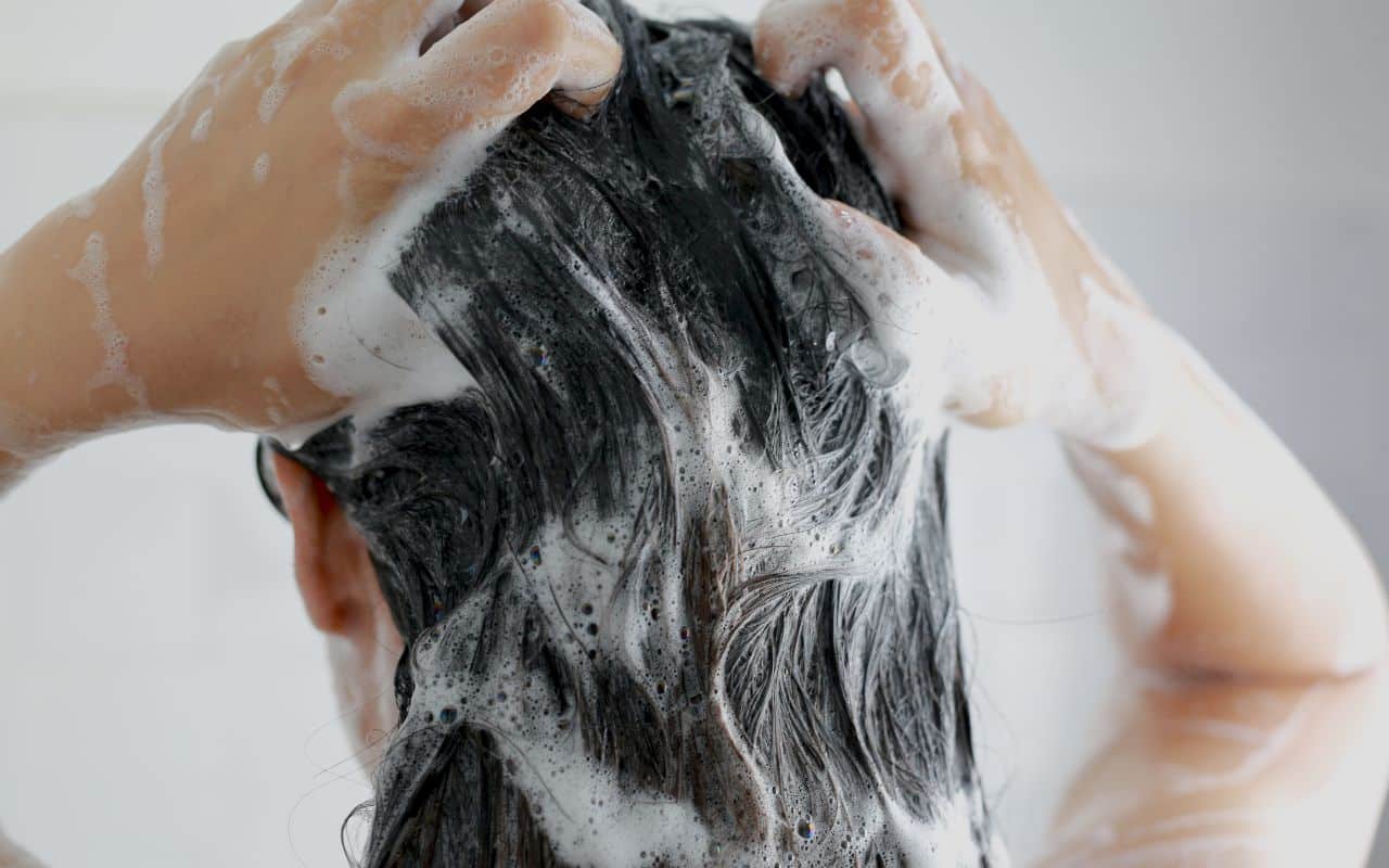 Os fios brancos estão te deixando triste? Então está na hora de conhece rum shampoo natural que pode resolver seus problemas de uma vez por todas e sem gastar muito para isso.