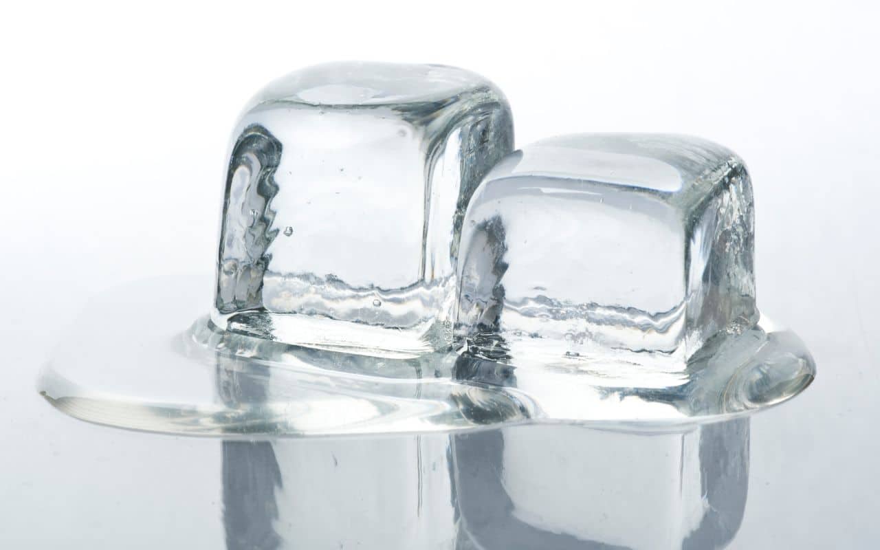 É por isso que você deveria colocar gelo dentro do seu vaso sanitário; entenda o que acontece se fizer isso.