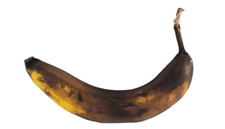 Deixou a banana na geladeira e ela ficou preta? Entenda o que aconteceu com ela e se pode comer depois disso.