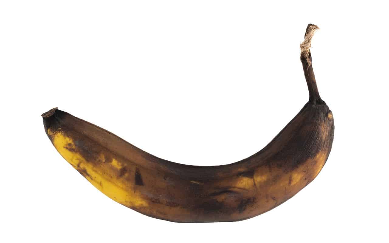 Deixou a banana na geladeira e ela ficou preta? Entenda o que aconteceu com ela e se pode comer depois disso.