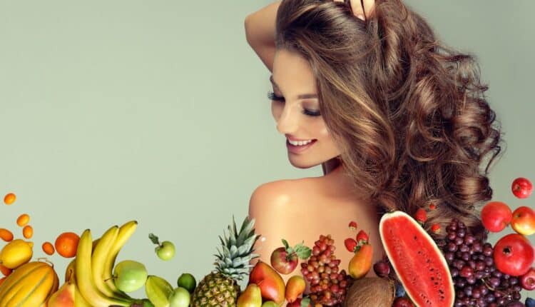 Frutas que você pode se surpreender ao passar no cabelo; descubra quais são elas e como fazer isso do jeito certo.