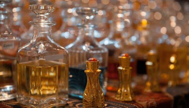 Descubra quais são os cheios dos perfumes árabes que você encontra em produtos da Natura e do Boticário por um valor quase 10 vezes menor.