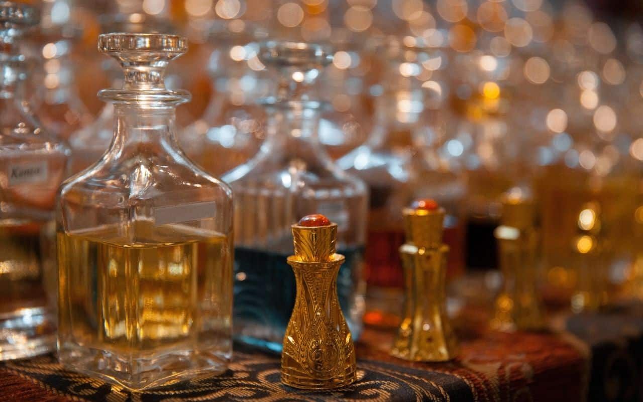 Descubra quais são os cheios dos perfumes árabes que você encontra em produtos da Natura e do Boticário por um valor quase 10 vezes menor.