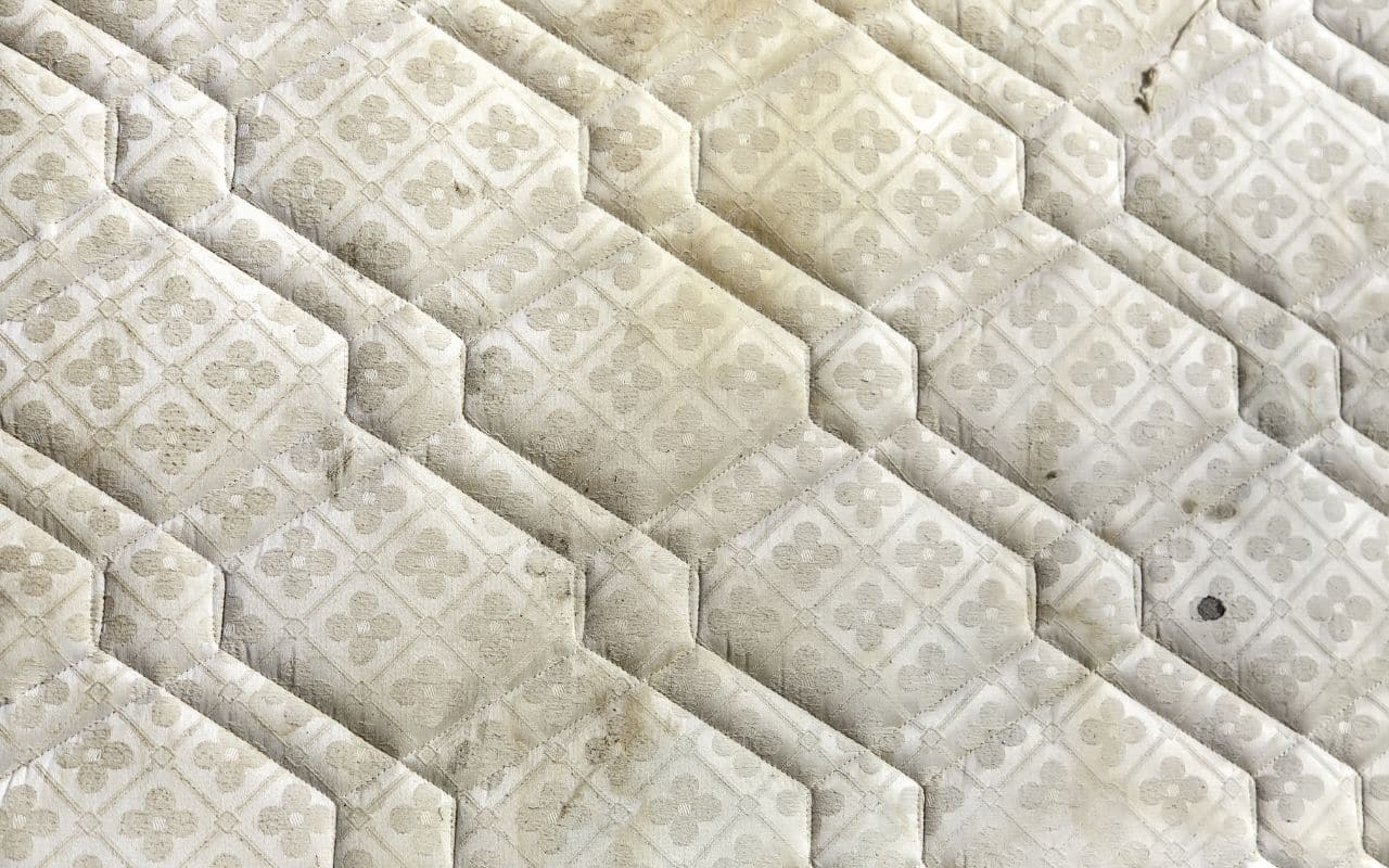 Colchão encardido tem solução com esse spray caseiro; aprenda como fazer ainda hoje e de um jeito simples.